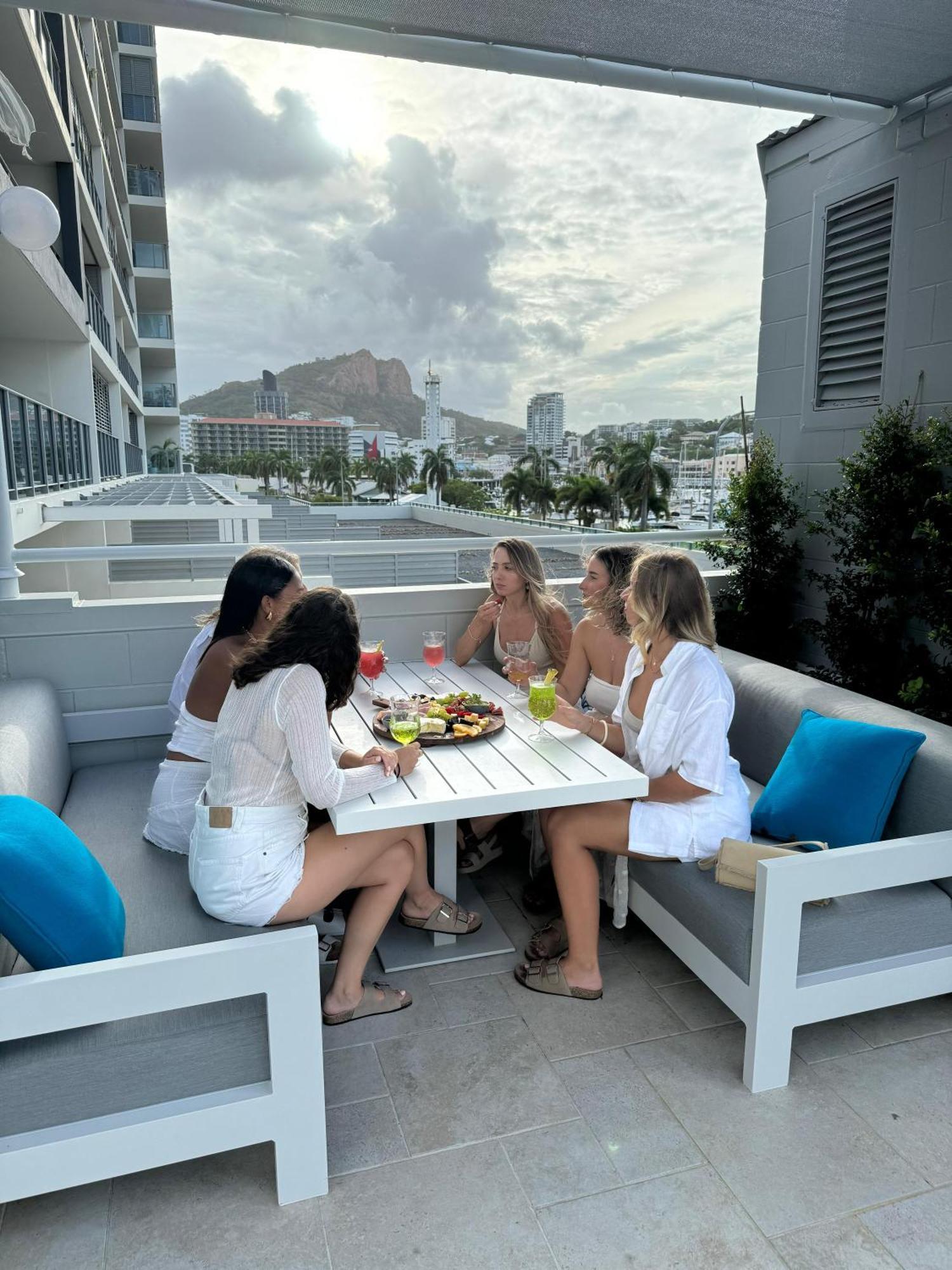 Belmoral Corporate Suites (Adults Only) Townsville Extérieur photo